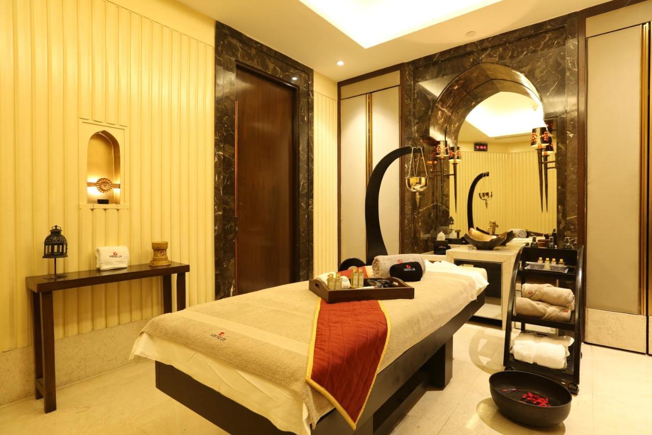 Crowne Plaza New Delhi Mayur Vihar Noida By Ihg Экстерьер фото A spa treatment room