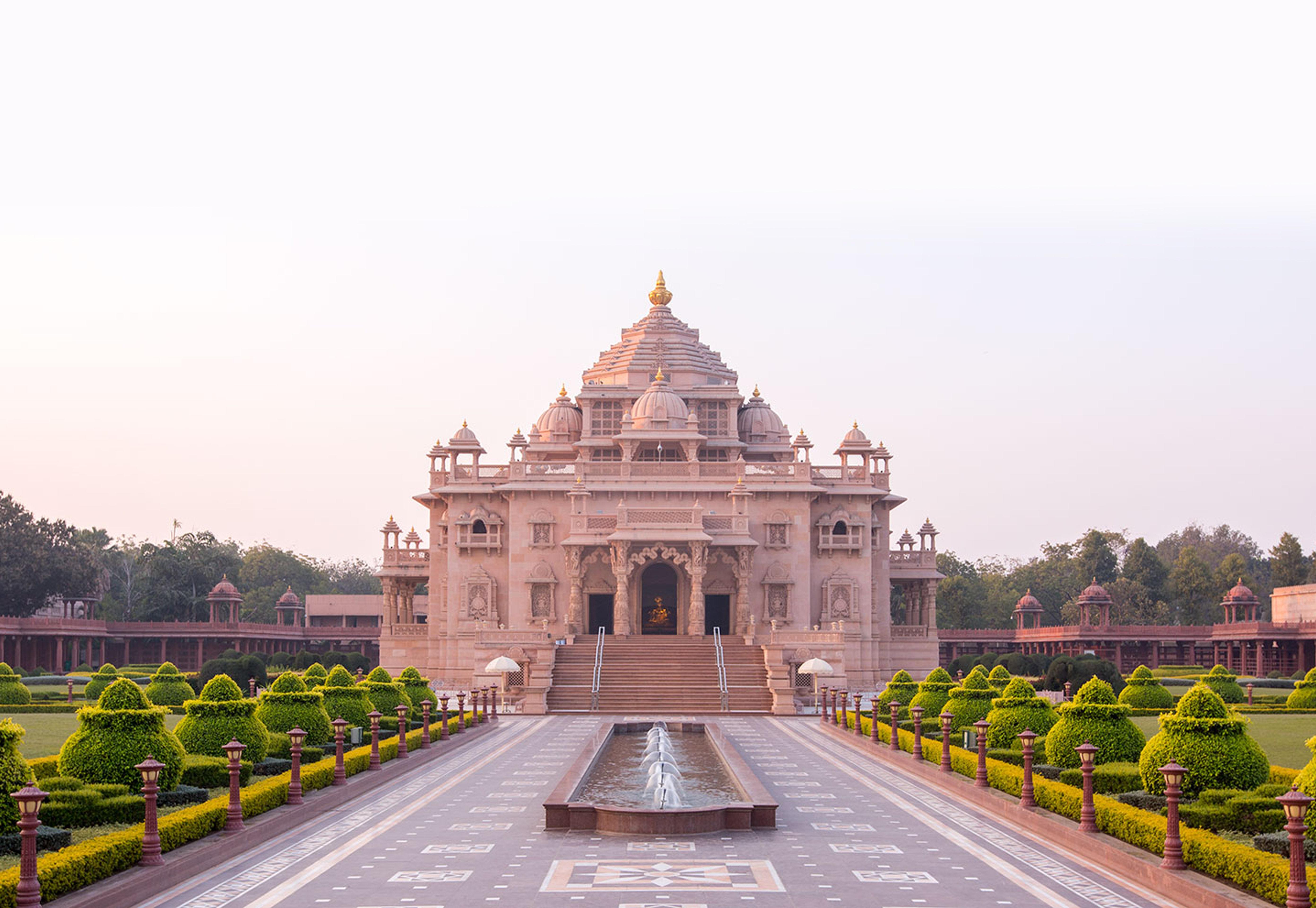 Crowne Plaza New Delhi Mayur Vihar Noida By Ihg Экстерьер фото The temple at the centre of the complex