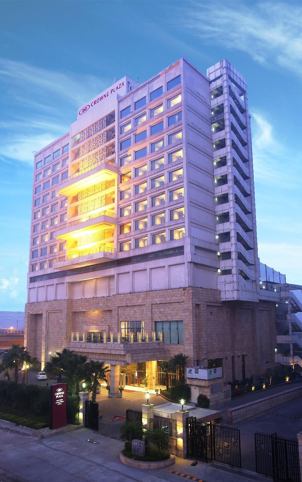 Crowne Plaza New Delhi Mayur Vihar Noida By Ihg Экстерьер фото The hotel at night