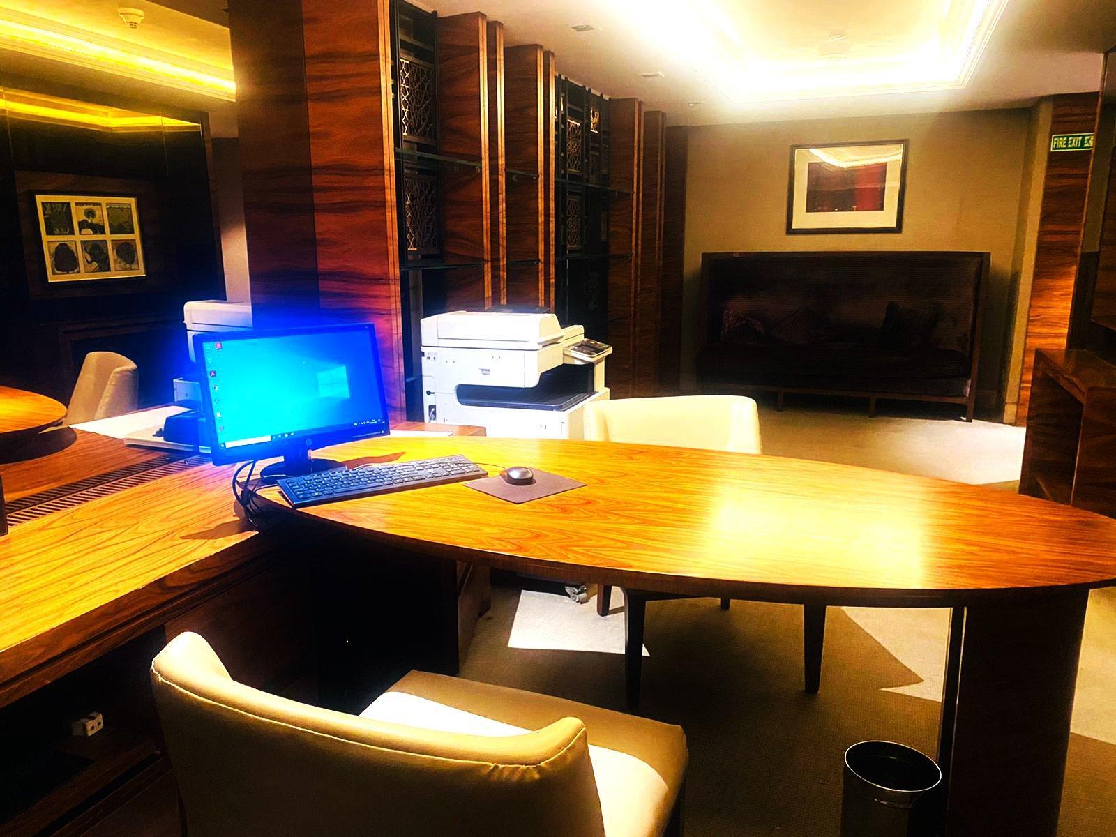 Crowne Plaza New Delhi Mayur Vihar Noida By Ihg Экстерьер фото The Business Center at the 101 Club