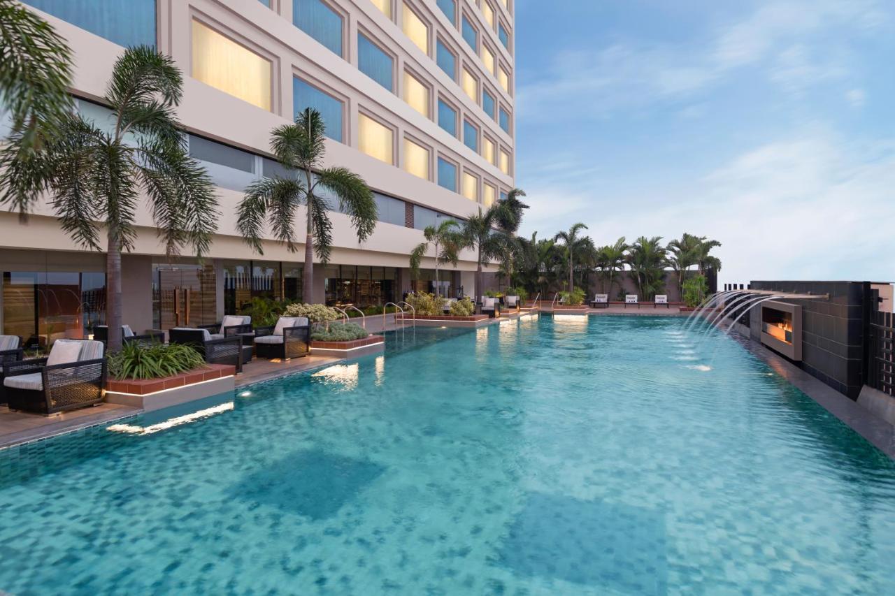 Crowne Plaza New Delhi Mayur Vihar Noida By Ihg Экстерьер фото The pool at the hotel