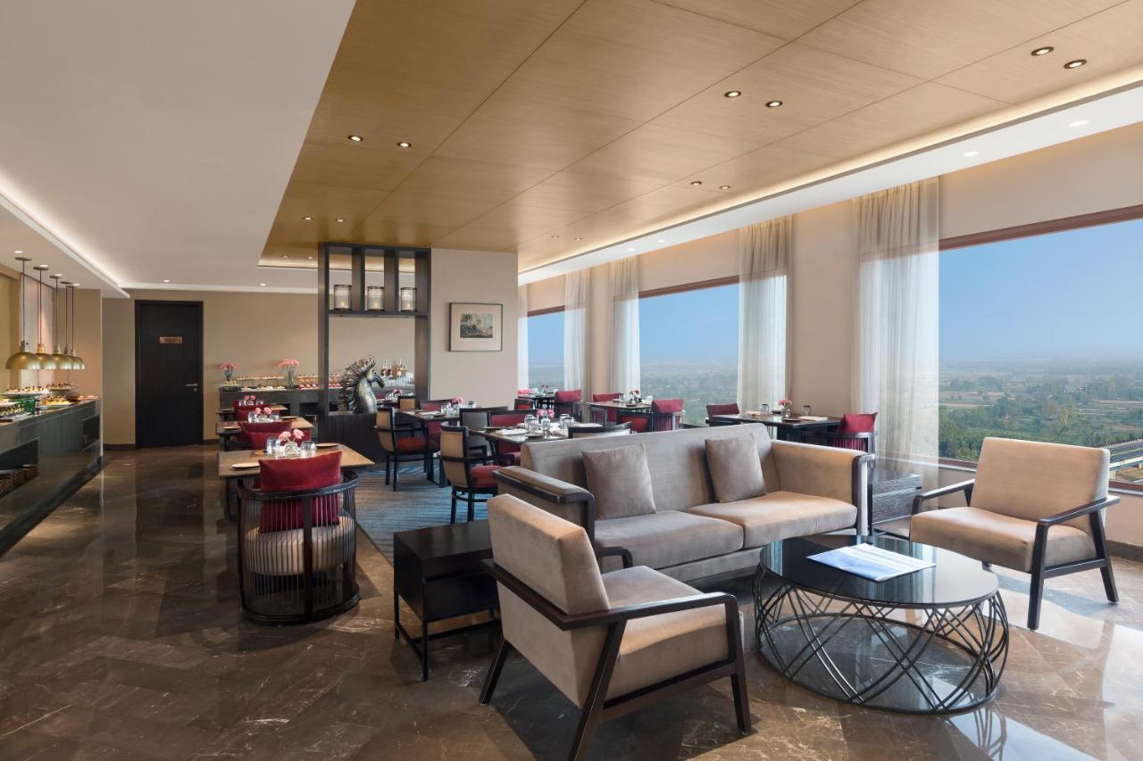 Crowne Plaza New Delhi Mayur Vihar Noida By Ihg Экстерьер фото Club Lounge at the hotel