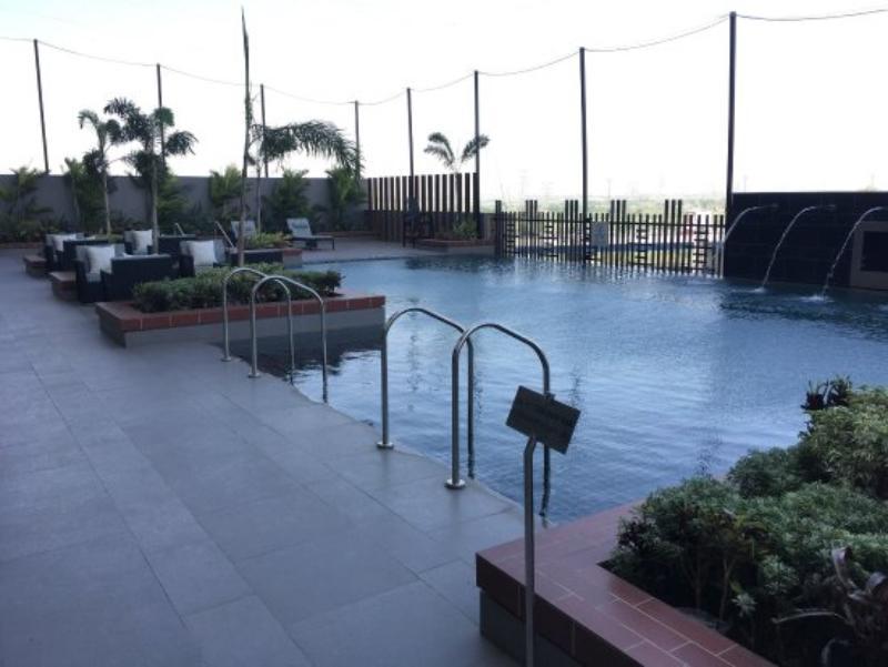 Crowne Plaza New Delhi Mayur Vihar Noida By Ihg Экстерьер фото The pool at the 10th floor of the hotel