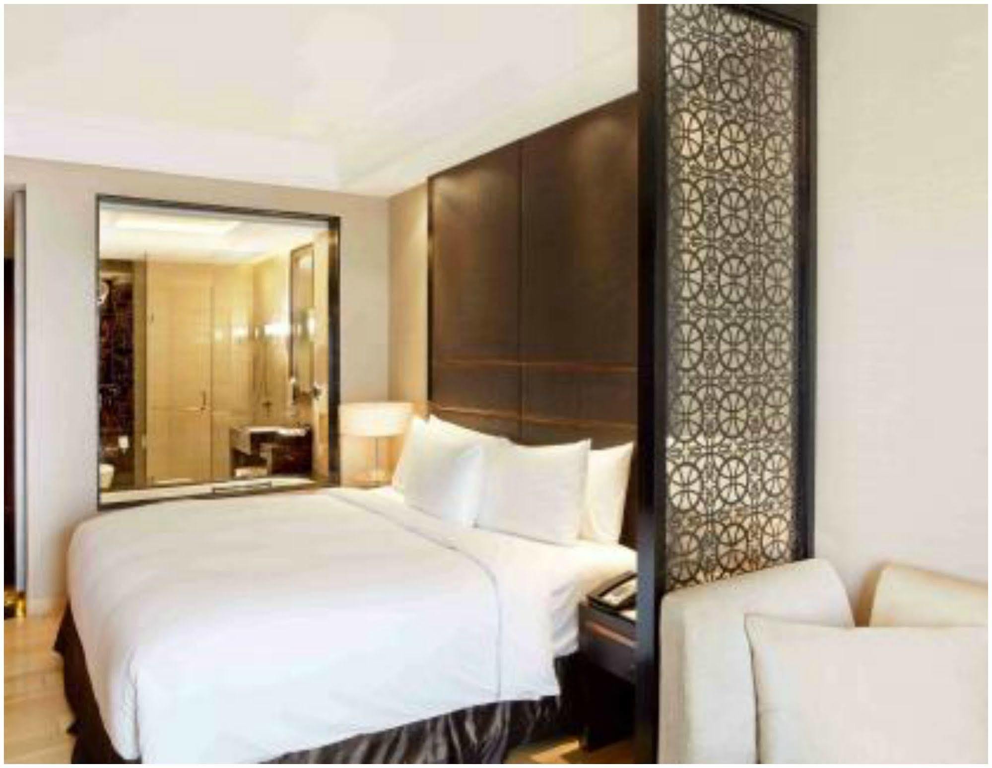 Crowne Plaza New Delhi Mayur Vihar Noida By Ihg Экстерьер фото A bedroom at the hotel